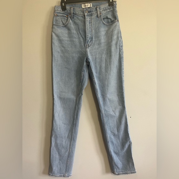 Abercrombie and Fitch The 90s Slim Straight Ultra High Rise Light Wash Jeans - Picture 2 of 6